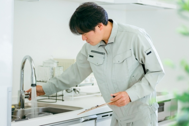 蛇口の確認をしている人