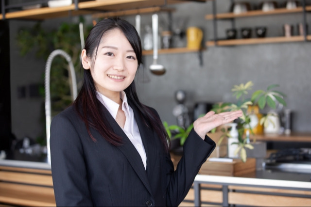 スーツ姿の女性 【長野市】水回りリフォームはセットがお得！会社選びと見積もり依頼のコツ｜注文住宅・中古住宅の内装・水回りリフォーム・二世帯住宅をご検討中の方に役立つコラム