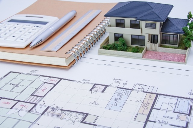 家の平面図と模型と筆記用具